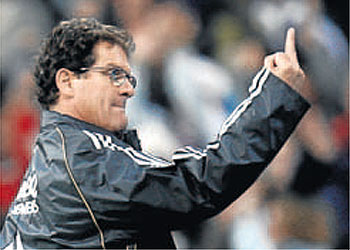 capello-shows-his-finger-to-real-madrids-fans.jpg